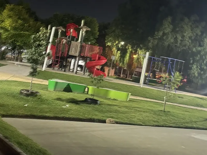 Parque con juegos y áreas verdes