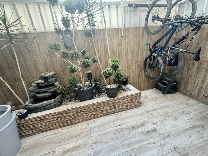 Patio con jardinera