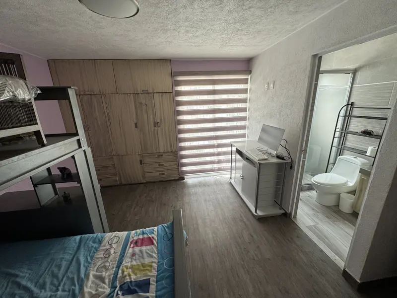 Recámara secundaria con clóset y baño completo